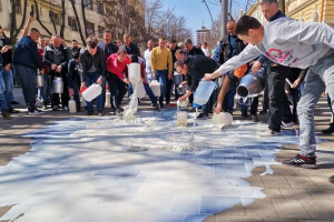 Crnogorce muči uvoz mlijeka iz Srbije, a Srbi prolijevaju svoje