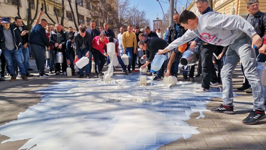 Crnogorce muči uvoz mleka iz Srbije - Šapčani prosipaju svoje