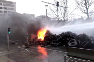 Prenose i uživo: Poljoprivrednici u Bruxellesu probijaju barikade, puca se vodenim topovima