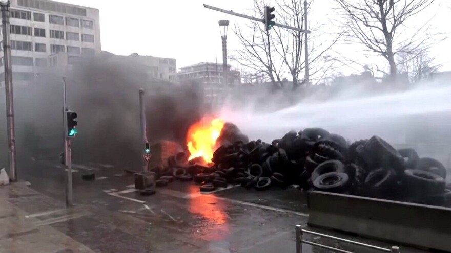 Prenose i uživo: Poljoprivrednici u Bruxellesu probijaju barikade, puca se vodenim topovima