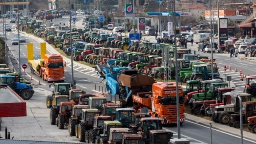 Grčki poljoprivrednici jure policiju!