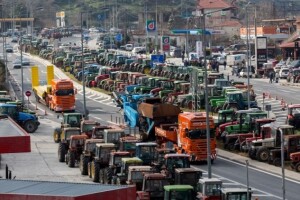 Grčki poljoprivrednici jure policiju!