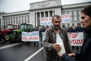 Prosvjed nezadovoljnih mljekara pred Ministarstvom poljoprivrede