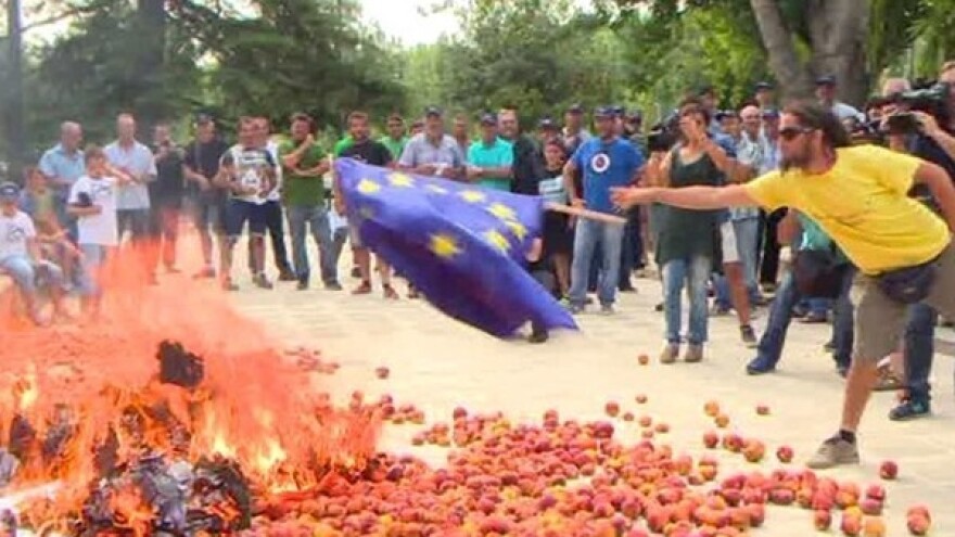 U Španjolskoj gore zastave - ali i breskve!