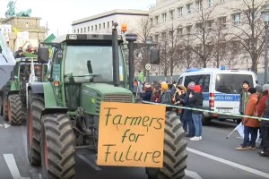 Masovni prosvjedi suprotstavljenih farmera - jedni žele radikalne promjene, drugi ne