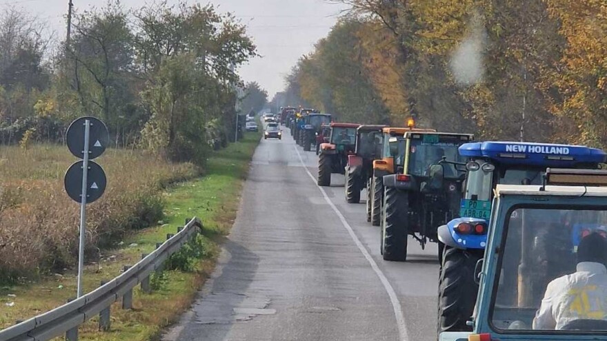 Poljoprivrednici krenuli traktorima - blokiraju autoput ka Požarevcu u 10 sati