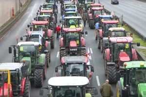 Farmeri blokirali ulice Pariza - bacali slamu na Jelisejska polja