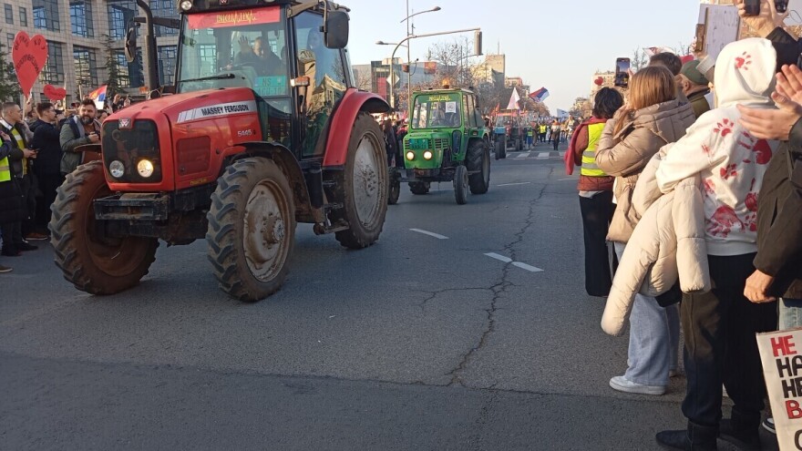 Poljoprivrednici podržavaju studente koji biciklima idu u Strazbur - peku pljeskavice u Kampusu