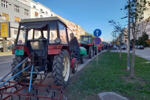 Protest poljoprivrednika danas u podne u Novom Sadu - stižu sa oko 100 traktora