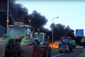 Nizozemski farmeri na nogama - blokiraju autoceste, izlijevaju gnojnicu, pale slamu