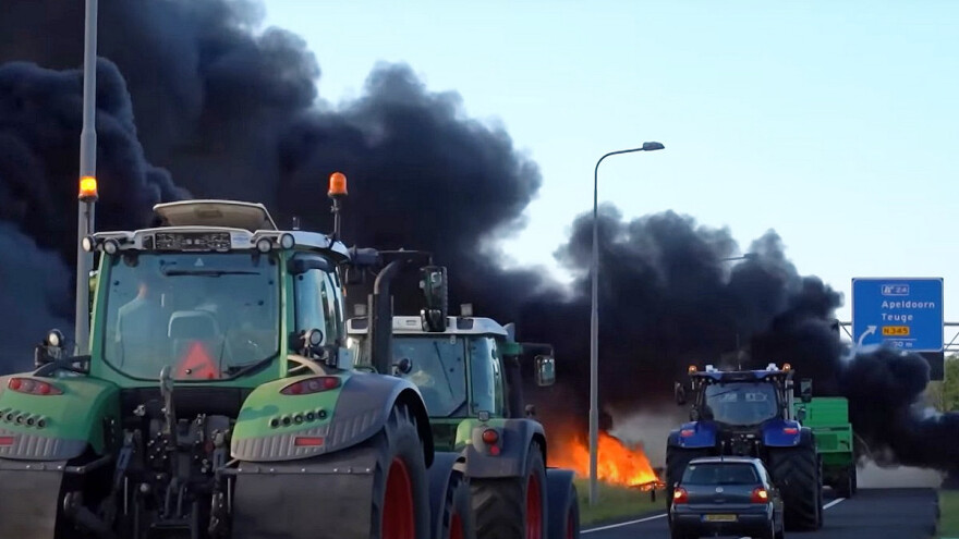 Holandski farmeri na nogama - blokiraju auto-puteve, prosipaju balegu, pale slamu