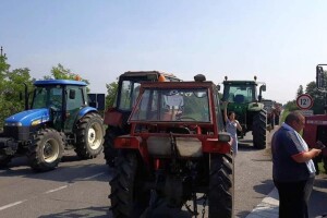 Nezadovoljni poljoprivrednici blokirali traktorima cestu Odžak - Orašje