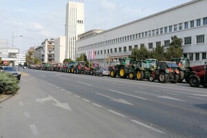 Poljoprivrednici blokirali dio Novog Sada, ne ispune li se zahtjevi - idu za Beograd