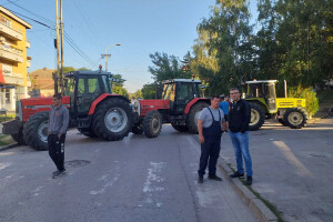 Ratari Rače traktorima blokirali prilaz opštini - policija zapisuje tablice