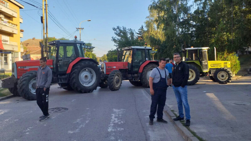 Ratari Rače traktorima blokirali prilaz opštini - policija zapisuje tablice