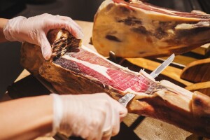 Savo Tarana: Pršut od mangulice suši se i do dvije godine, a cijena mu je oko 40 KM/kg