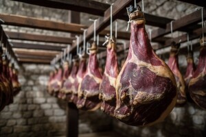 Pršut zrije onoliko mjeseci koliko ima kilograma