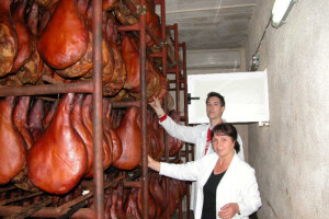 Domaći pršuti još dugo neće biti od domaće svinje