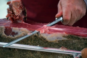 Izložen pršut "kapitalac" od 21 kilograma