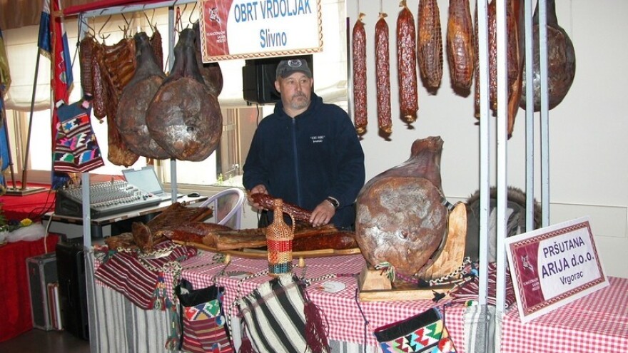 Pršutane i svinjske farme u kršu Zabiokovlja