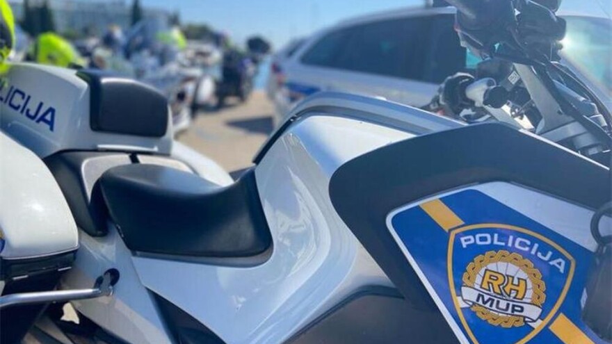 Pijan i bez dozvole vozio traktor bez tablica, oduzeto mu vozilo