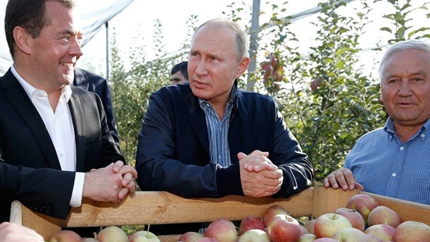Putin i Medvedev u posjeti voćnjaku: Branit ćemo se ovim jabukama