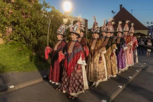 Da li će momče neženjeno kraljicu ili desnu barjaktarku?