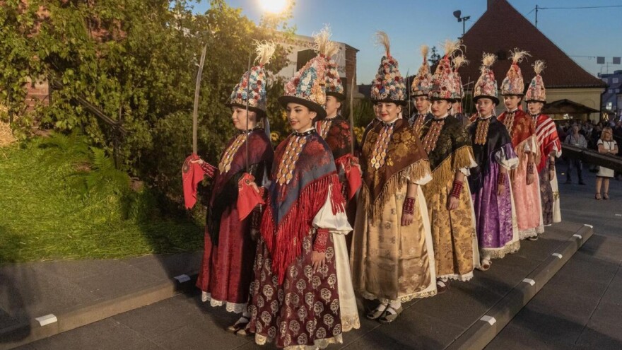 Da li će momče neženjeno kraljicu ili desnu barjaktarku?