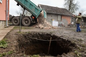 Potres izazvao i otvaranje rupa u zemlji, opasnosti od poplava nema