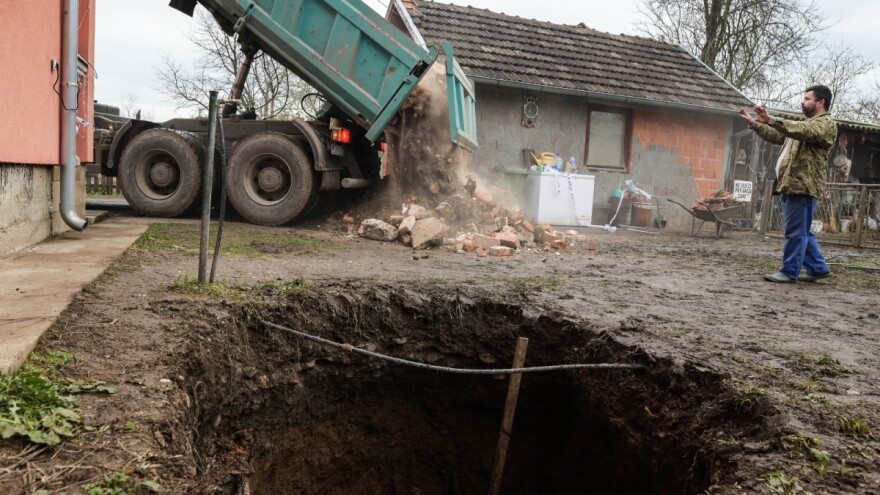 Potres izazvao i otvaranje rupa u zemlji, opasnosti od poplava nema