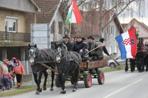 Završavaju ludi dani: Pokladnim jahanjem, lupanjem pijetla i bušama otjerali zimu
