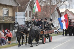 Završavaju ludi dani: Pokladnim jahanjem, lupanjem pijetla i bušama otjerali zimu