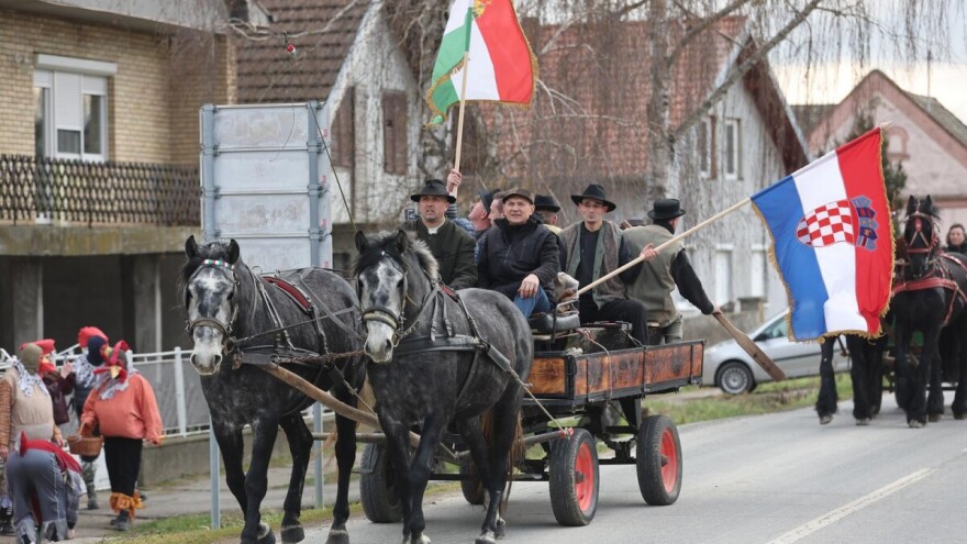 Završavaju ludi dani: Pokladnim jahanjem, lupanjem pijetla i bušama otjerali zimu