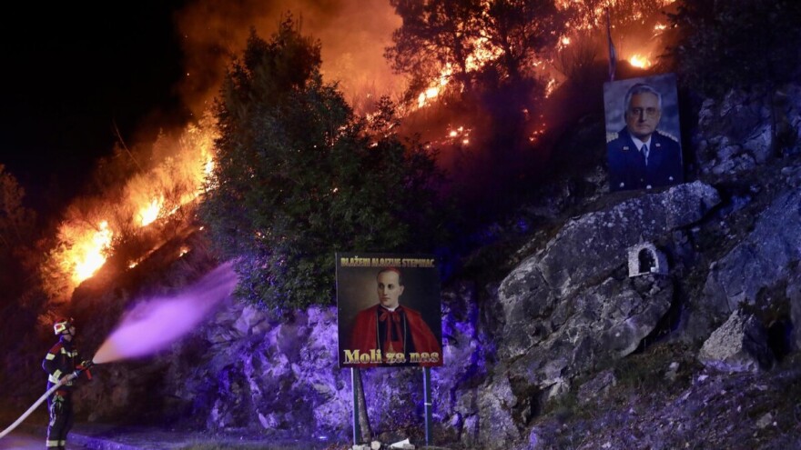 Ivo Čagalj i taj maleni vatrogasac u lijevom donjem uglu slike