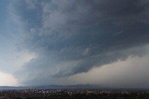 Istru i karlovačko područje poharalo olujno nevrijeme, na splitskom gorjela borova šuma