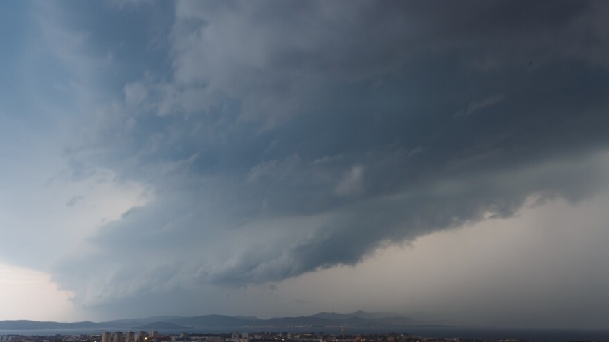 Istru i karlovačko područje poharalo olujno nevrijeme, na splitskom gorjela borova šuma
