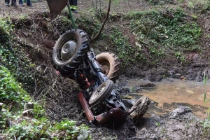 Povređen muškarac prilikom prevrtanja traktora