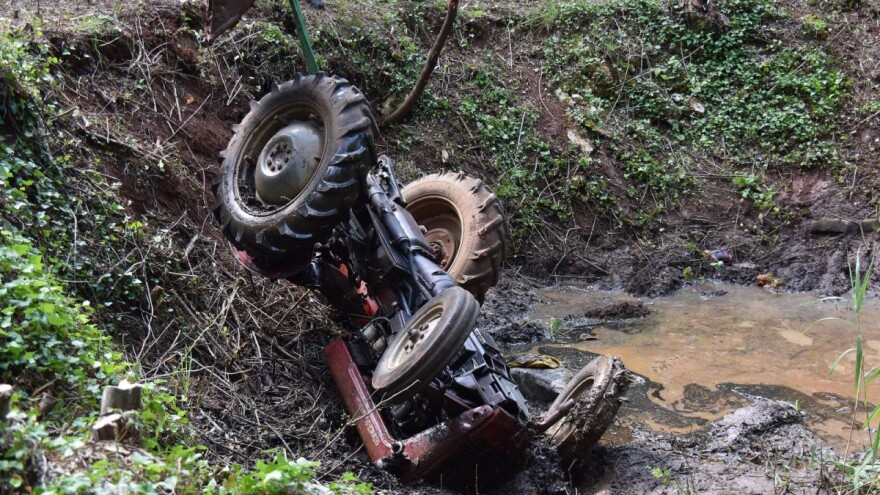 Povređen muškarac prilikom prevrtanja traktora