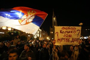 Poljoprivrednik traktorom došao na prosvjed u Novi Sad - fekalijama zasuli Gradsku kuću