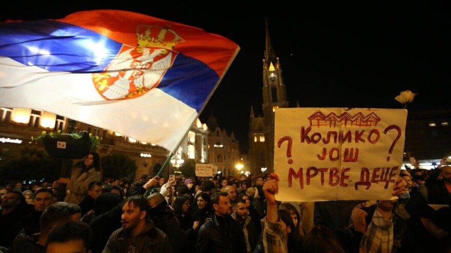 Poljoprivrednik traktorom došao na prosvjed u Novi Sad - fekalijama zasuli Gradsku kuću