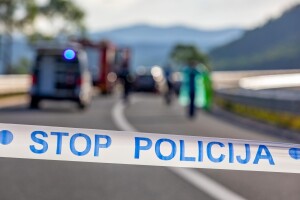Ukrao traktor, njime se zabio u policijsko vozilo pa pobjegao u šumu