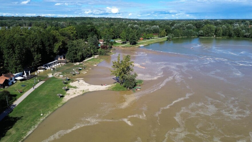 Rekordni vodostaj Drave kod Botova: Mještani evakuirali stoku, grade se zečji nasipi