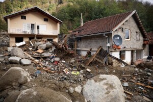 Zbog opasnosti od poplava i odrona iz sela Zlate evakuirano 13 osoba