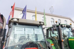 U Nijemcima i dalje traje prosvjed poljoprivrednika, posjetili su ih članovi HPK