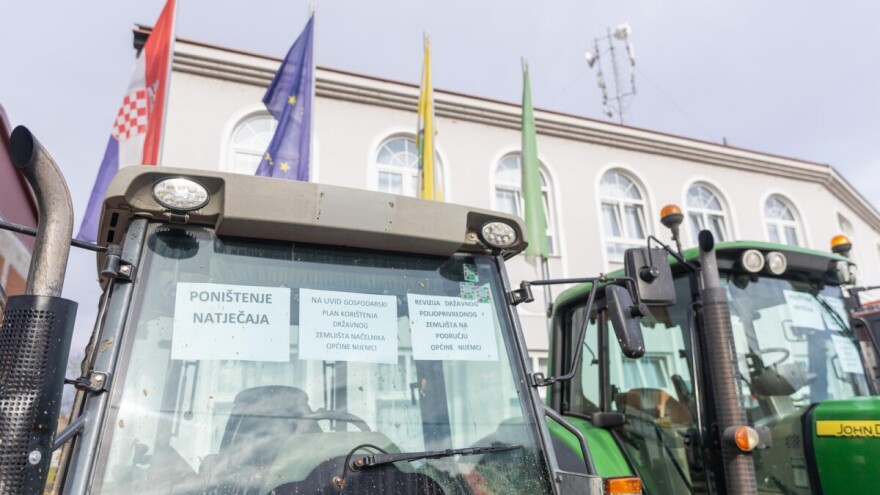 U Nijemcima i dalje traje prosvjed poljoprivrednika, posjetili su ih članovi HPK