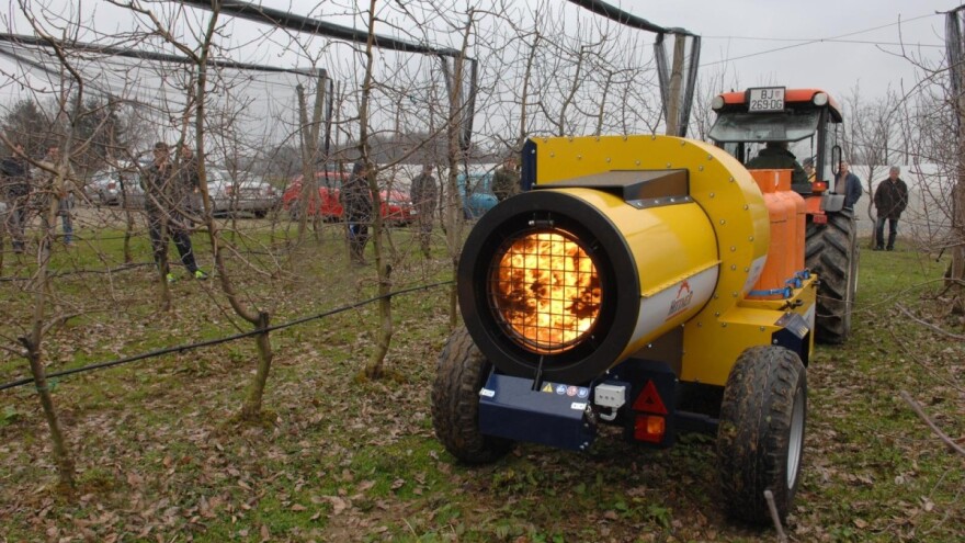 Lovcima mraza čuvaju urod voćnjaka, a vjetar otežava situaciju