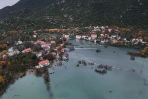 Vodostaj i dalje raste, poplavljeni voćnjaci i vinogradi u vrgoračkom polju