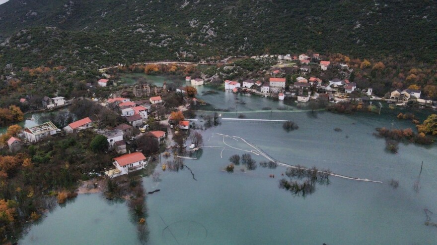 Vodostaj i dalje raste, poplavljeni voćnjaci i vinogradi u vrgoračkom polju