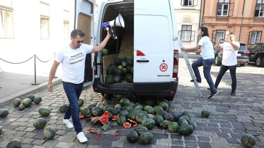 Austrija jede domaće, a Hrvatska? Sinčić perfomansom upozorio na stanje u poljoprivredi