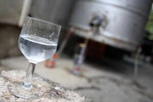 Prijavljen 62-godišnjak: U sedam godina neovlašteno proizveo više od 6.600 litara rakije